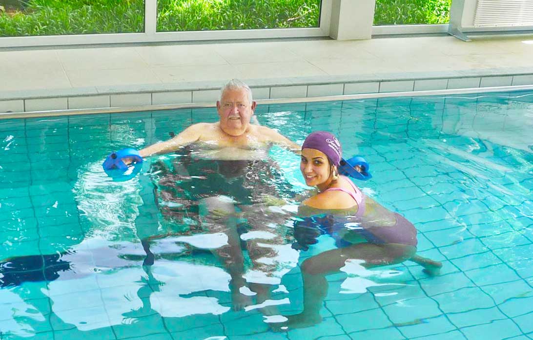 Hidroterapia com paciente no Serraville — clínica geriátrica